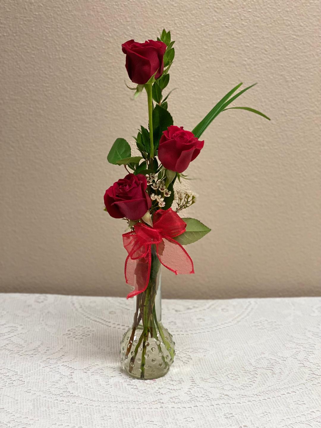 Triple red rose budvase